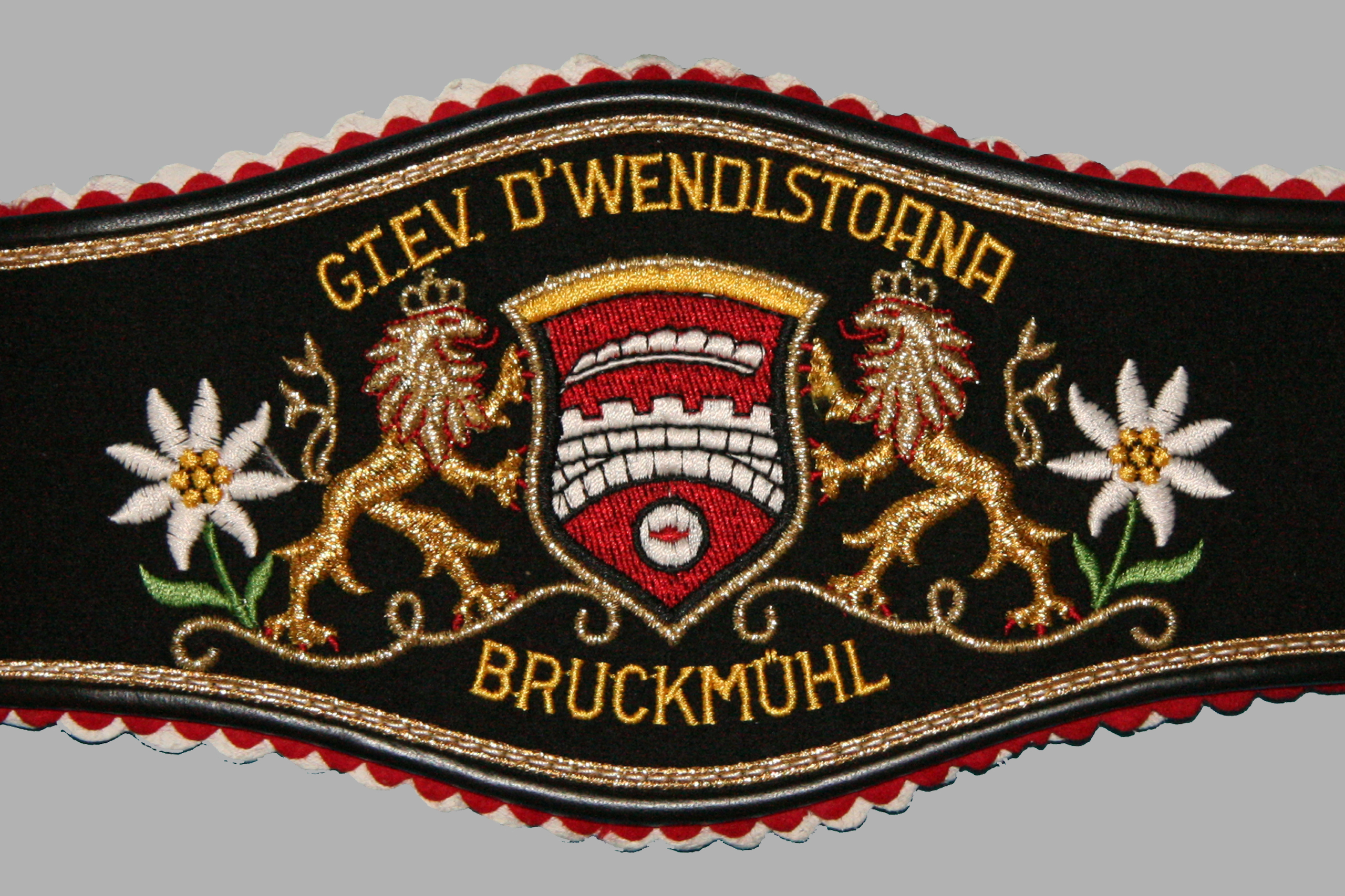Ausschnitt Hosenträger Trachtenverein Bruckmühl mit Bruckmühler Wappen