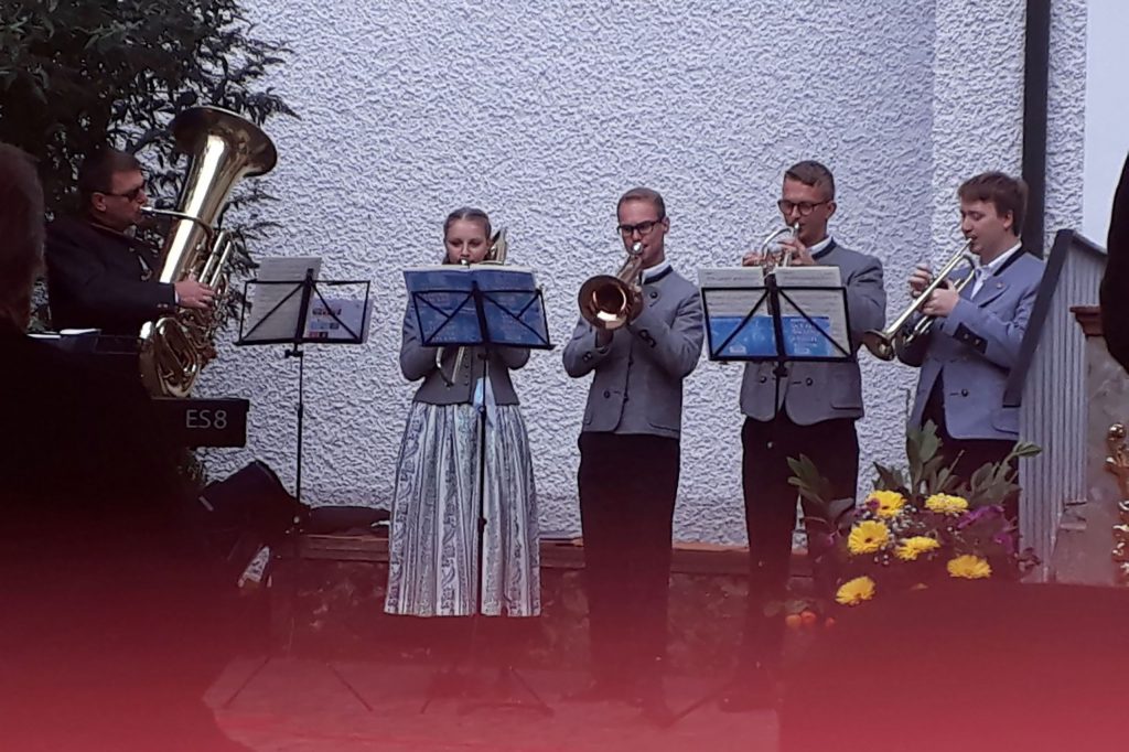Bläsergruppe der Familienmusik Salzborn vor der Kirchen in Bruckmühl, 2020