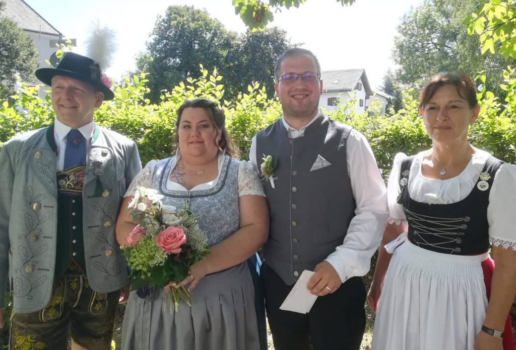 Gruppenbild Hochzeit Obergschwendtner mit den beiden Vorständen